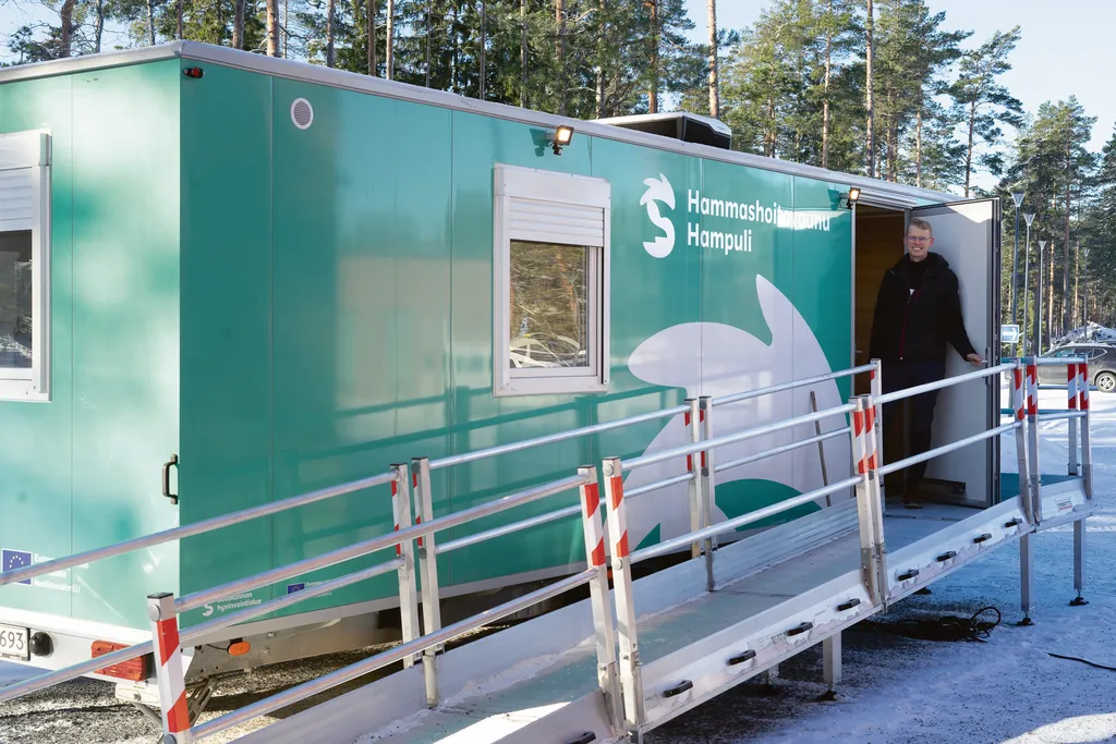 ”Hammashoitovaunuun pääsee luiskaa pitkin myös rollaattorilla ja pyörätuolilla”, Topi Nyman näyttää.