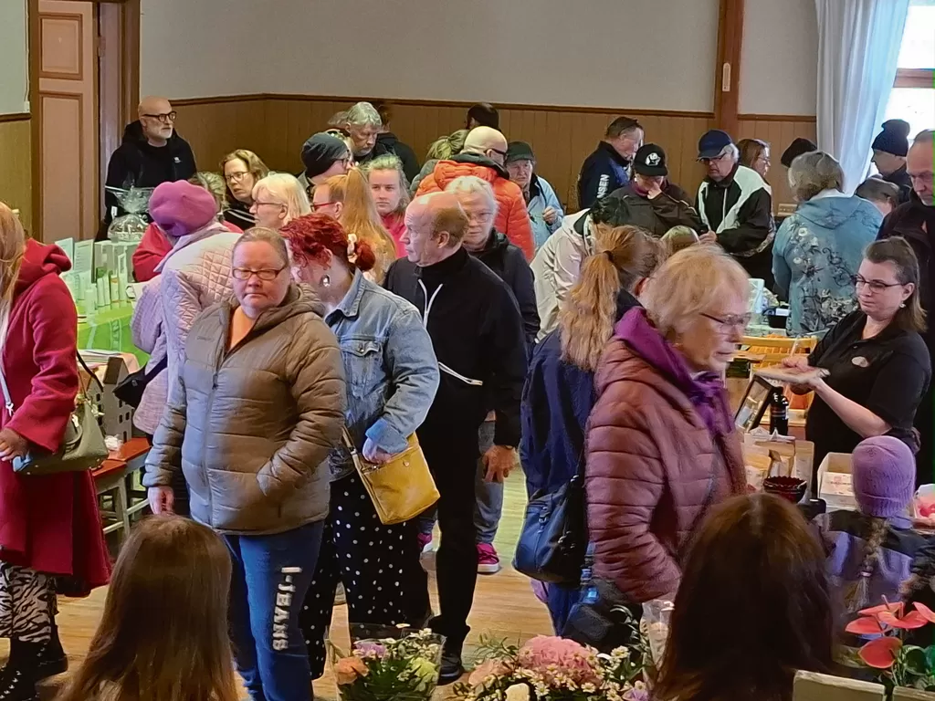  Väkeä oli kevätmarkkinoilla paljon liikkeellä.