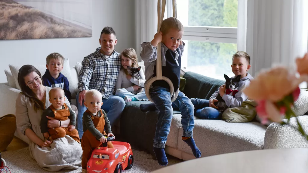 Vainioiden kahdeksanhenkiseen perheeseen kuuluvat vanhemmat Ida ja Tuomas, ja lapset Onni, Valo, Emma, Aarre, Matias ja Noel. Kuvat: Tiia Jokisalo