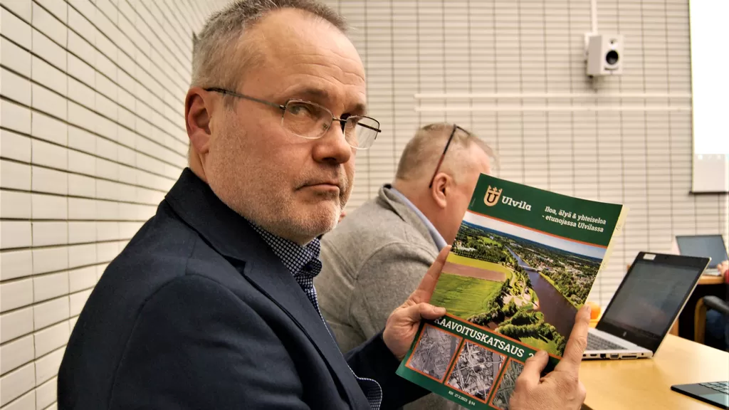 Ulvilan kaupunkisuunnittelun johtajan Juha Virolan mukaan Pirunkynnen teollisuusalueen valumavedet eivät tule uhkaamaan Harjunpäänjoen vedenlaatua. Kuva: Jukka Vilponiemi