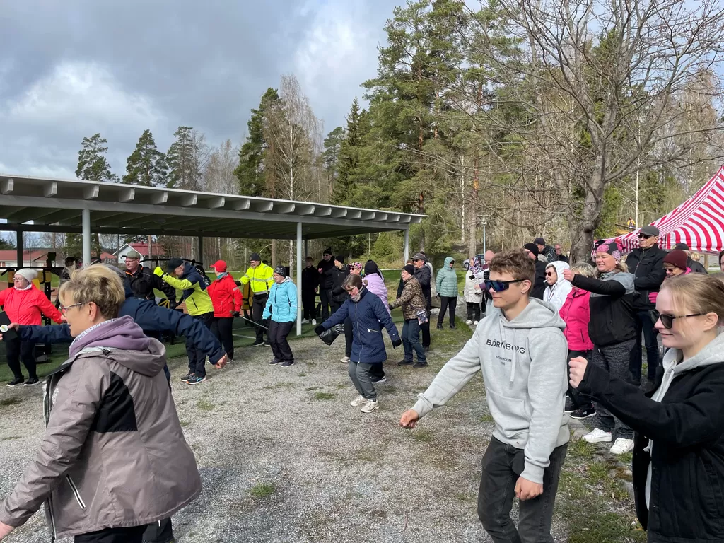 Aki ja Rita ohjasivat yleisölle koleassa säässä lämmittävän jumpan.