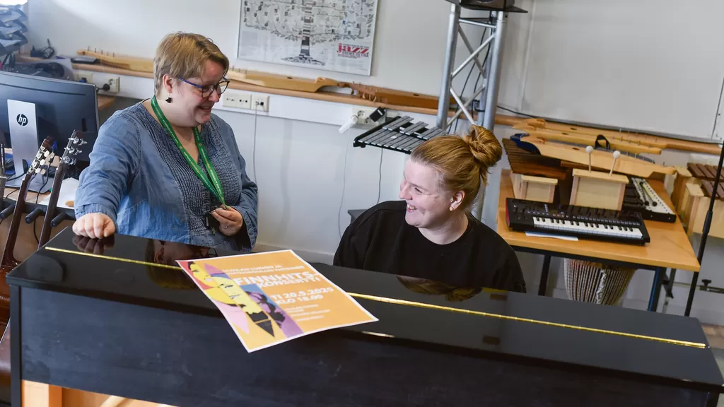 Laura-Elina Saarela-Komulainen ja Heli Korkala järjestävät lukion ja yhteiskoulun musiikkiluokkien kanssa kesäisen Finnhits-konsertin. Ikivihreitä iskelmiä on harjoteltu pitkin lukukautta. Kuva: Tiia Jokisalo