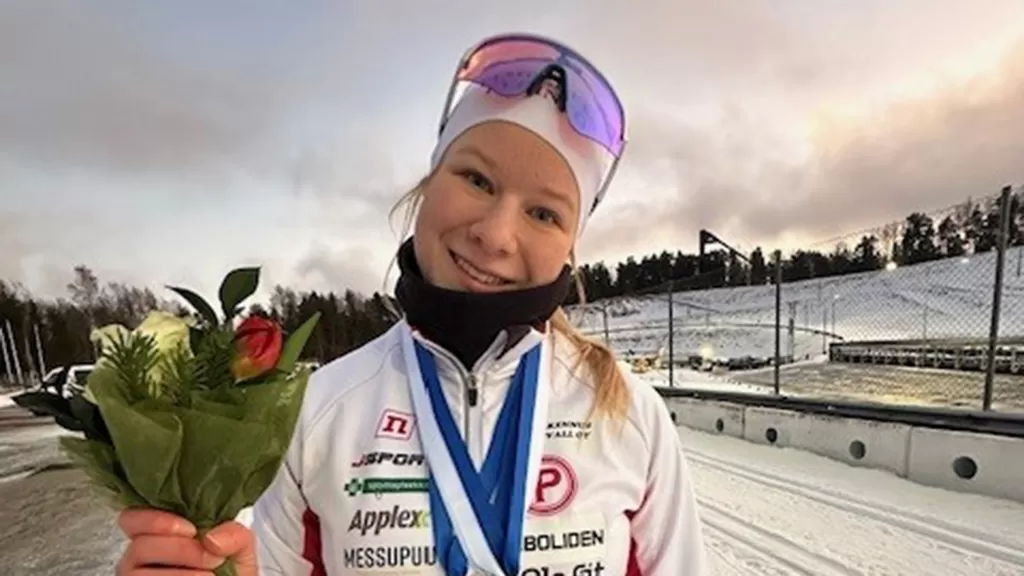Emilia Helmi kiipeää sinnikkäästi maastohiihdossa kohti huippua. Arkistokuva