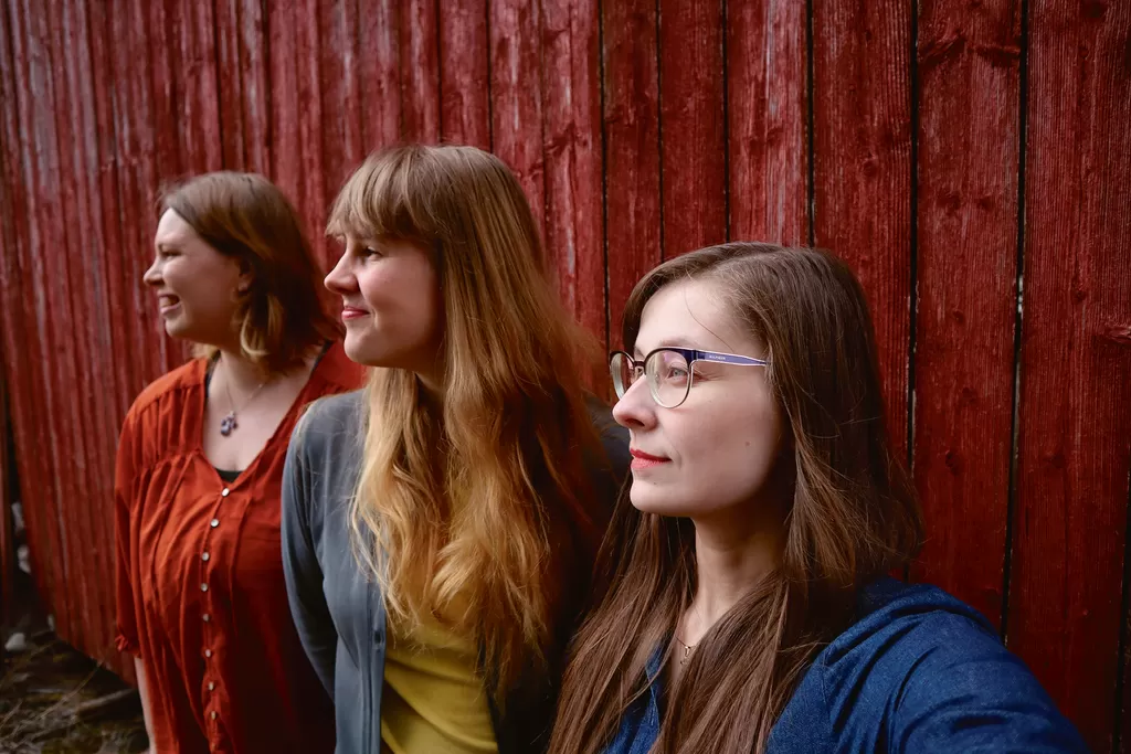 Trio Valolokin muodostavat Henna Nieminen (vasemmalla), Maria Kujanpää ja Tuiki Järvensivu.