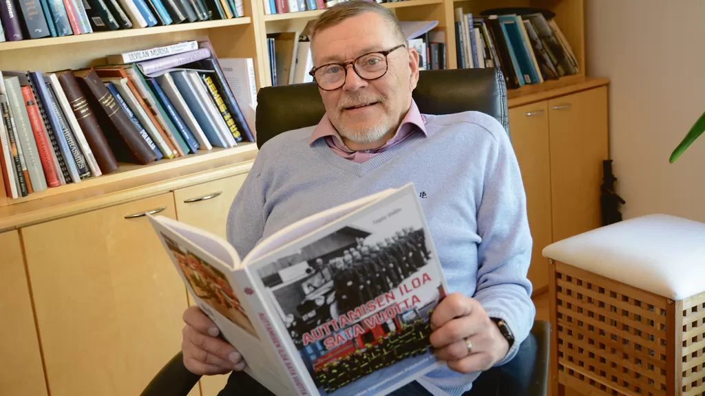 Tapio Vallin hankki materiaalia ja kirjoitti Noormarkun VPK:n 100-vuotishistoriikkia 2,5 vuotta. Kuva: Annina Lönnberg 