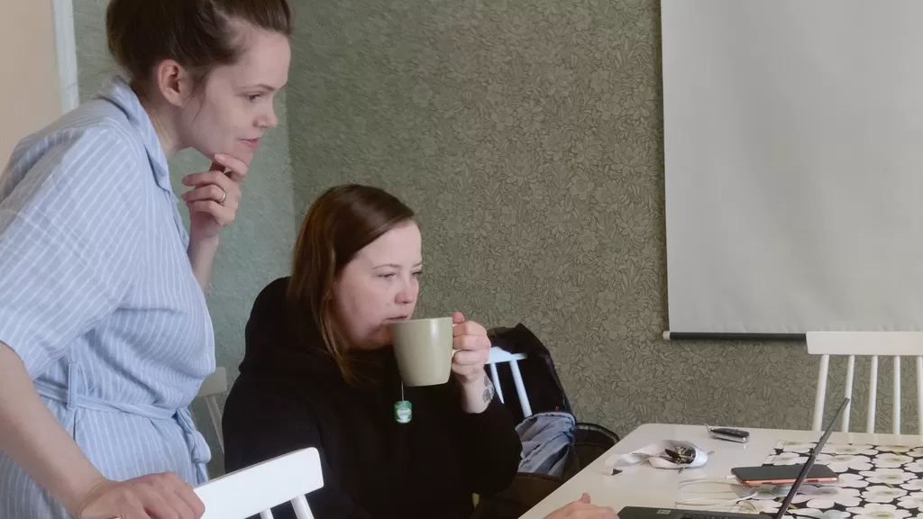 Katarina Brewer ja Jonna Mäkivaara ovat tyytyväisiä Kylätalon varauskalenterin täyttymisestä. Kuvat: Timo Savunen