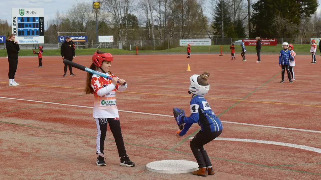 Pesiskoulussa opetellaan pesisjuttuja.