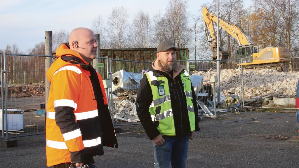 Kuva on Koskin koulun purkutyömaalta. Mikko Hulpio vastaa työn suorittajan, eli Purkupiha Oy:n työnjohdosta, ja Harri Särkipaju tilaajan eli Ulvilan kaupungin tilapalveluista. Arkistokuva: Timo Savunen