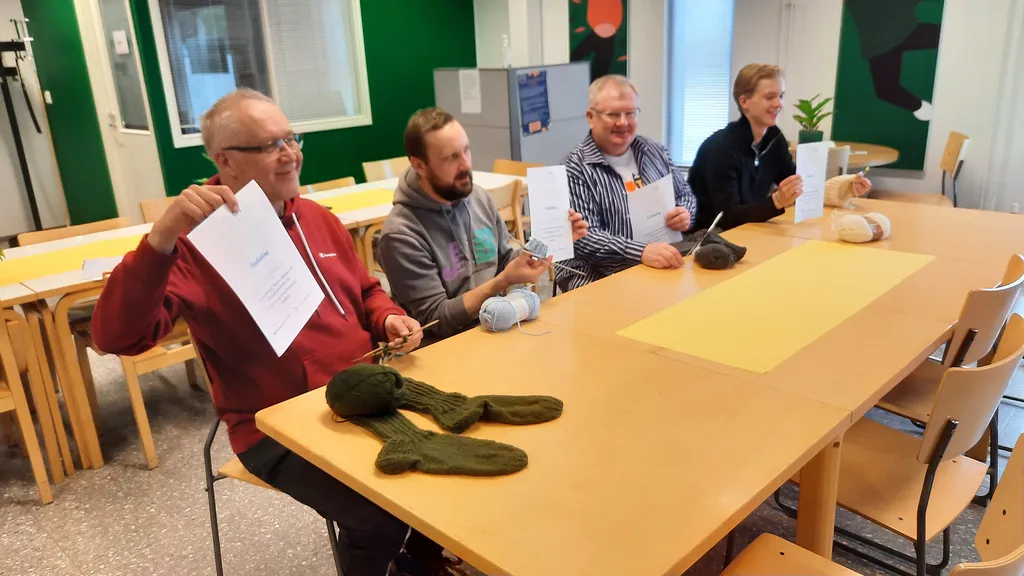 Sukkakurssin päättötodistuksen saivat vasemmalta Timo Hemmilä, Pasi Fagerholm, Kimmo Vepsä ja Kim Kalliolevo. Kuvat: Elvi Hakila