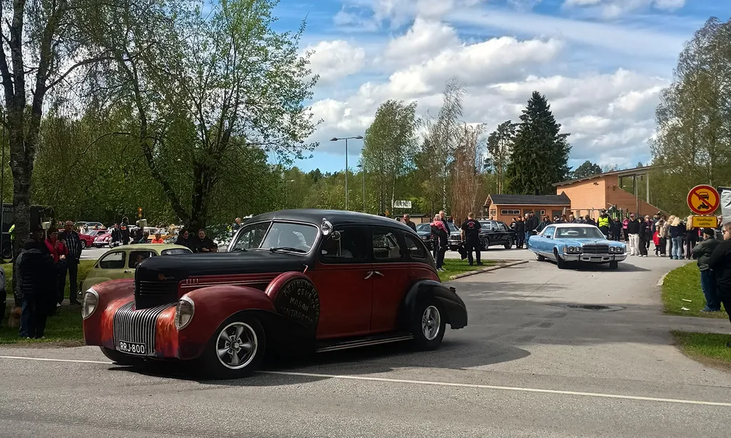 Upeat ajoneuvot kulkivat  letkassa kylän halki.